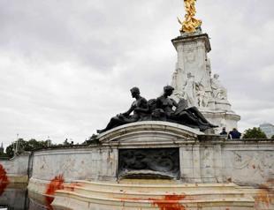 Animal rights activists sentenced for Buckingham Palace fountain protest