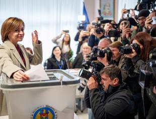 Moldova narrowly votes for EU membership