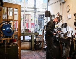 Handmade bagpipes a dying art in Scotland