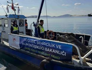 Environment Agency begins sea cleanup in Istanbul