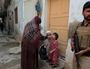 Bombing of Pakistan polio vaccine drive kills 7: police