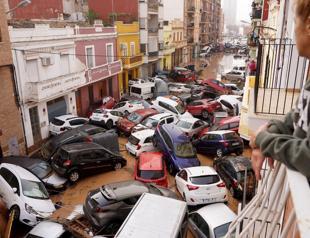 Thousands still marooned after devastating floods in Spain leave 205 dead