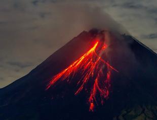 Indonesia volcano eruption kills 10, sets houses aflame