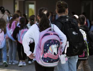 Australia moves to ban children under 16 from social media