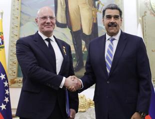 Venezuela signs defense, energy deals with Russia
