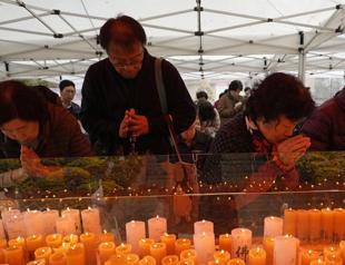 Live-streamed prayers for South Korean exam parents