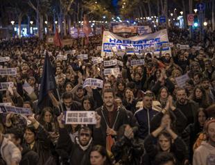 Tens of thousands of Spaniards protest housing crunch