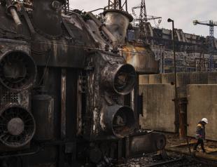 Ukrainian workers fighting to keep lights on