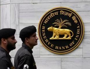 India keeps interest rates on hold despite growth dip