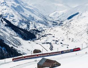 Avalanche buries three taking Swiss Alps avalanche course