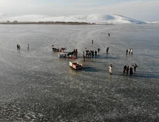 Horse-drawn sleighs on Kars’s Çıldır Lake delight visitors