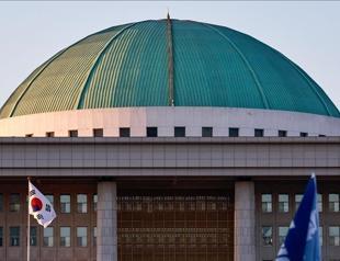 S. Korean police say raided presidential office