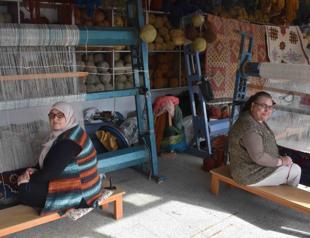Bergama women preserve art of carpet weaving