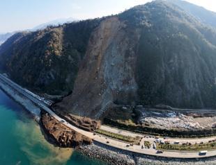 Artvin landslide shifts 100,000 tons of soil