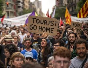 Barcelona tourist flat owners claim $4.4 bln for closure plan