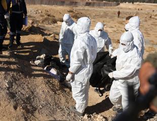 Teams investigate mass graves in Syria