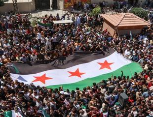Turkish producers receive mass order for Syria’s new flag