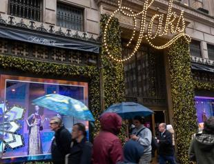 US holiday shoppers increase spending despite higher prices