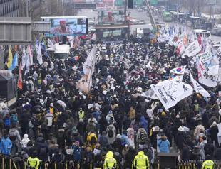 South Koreans protest as Yoon arrest deadline nears