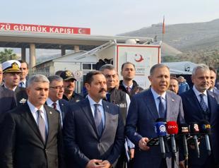 Turkish interior minister visits border crossing with Syria