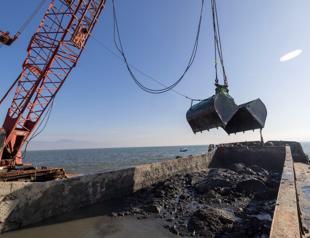 Municipal teams clear 60,000 tons of sediment from İzmir Gulf