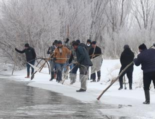 Villagers in Ağrı brave icy waters for traditional winter fishing