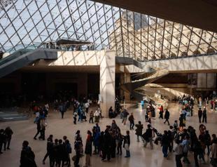 Louvre head slams her own museum