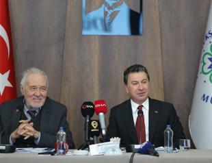 Renowned historian donates collection of books to Muğla