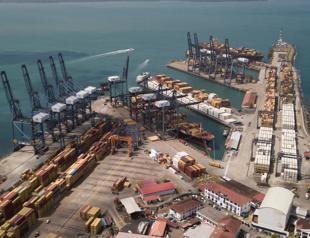 US claims free passage through Panama Canal