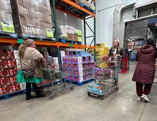 FED officials see risks of higher inflation, support pause in rate cuts