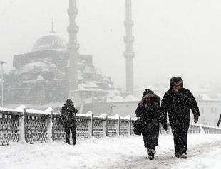 Istanbul endures second day of intense snowstorm