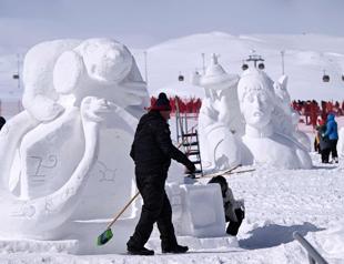 Students shape snow into animation figures at Erciyes fest