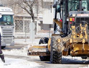 Teams clear 500 truckloads of snow per day in eastern city