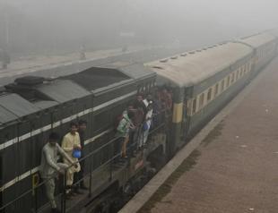 Militants hold 450 train passengers hostage in Pakistan