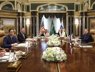 Top US, Russian diplomats discuss next steps on Ukraine