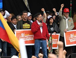 Thousands march in support of Colombias president