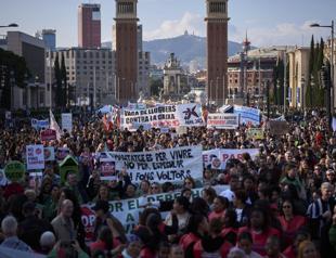 Tens of thousands of Spaniards protest growing housing crisis