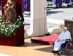 Recovering Pope surprises crowd at Vatican square