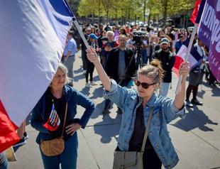 Far-right supporters rally against Le Pens conviction