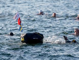 Swedish swimmer takes on Bosphorus with local group