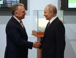 Trump tells Russia to get moving on Ukraine as Witkoff meets Putin