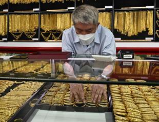 Gold hits record as tariff fears dampen market sentiment