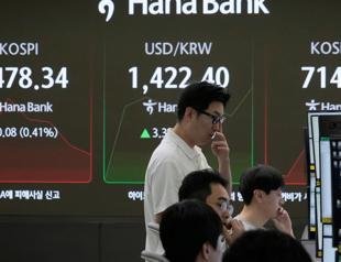 Gold hits record, stocks slip as Trump fuels Fed fears