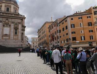 Huge crowds pack Vatican ahead of Popes funeral