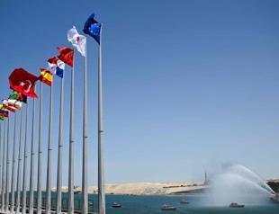 ‘US ships should pass through Panama, Suez canals for free’