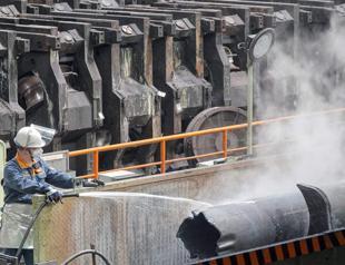 Chinas manufacturing shrinks in April as trade war bites