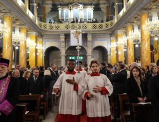 Istanbul Christian community holds mass to honor late pope