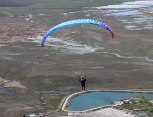 VR prepares paragliders to soar above mountains in Erzincan