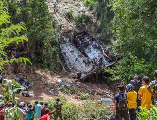 Bus carrying pilgrims crashes killing 21 in Sri Lanka