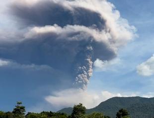 Indonesia volcano erupts with kilometer-high ash cloud